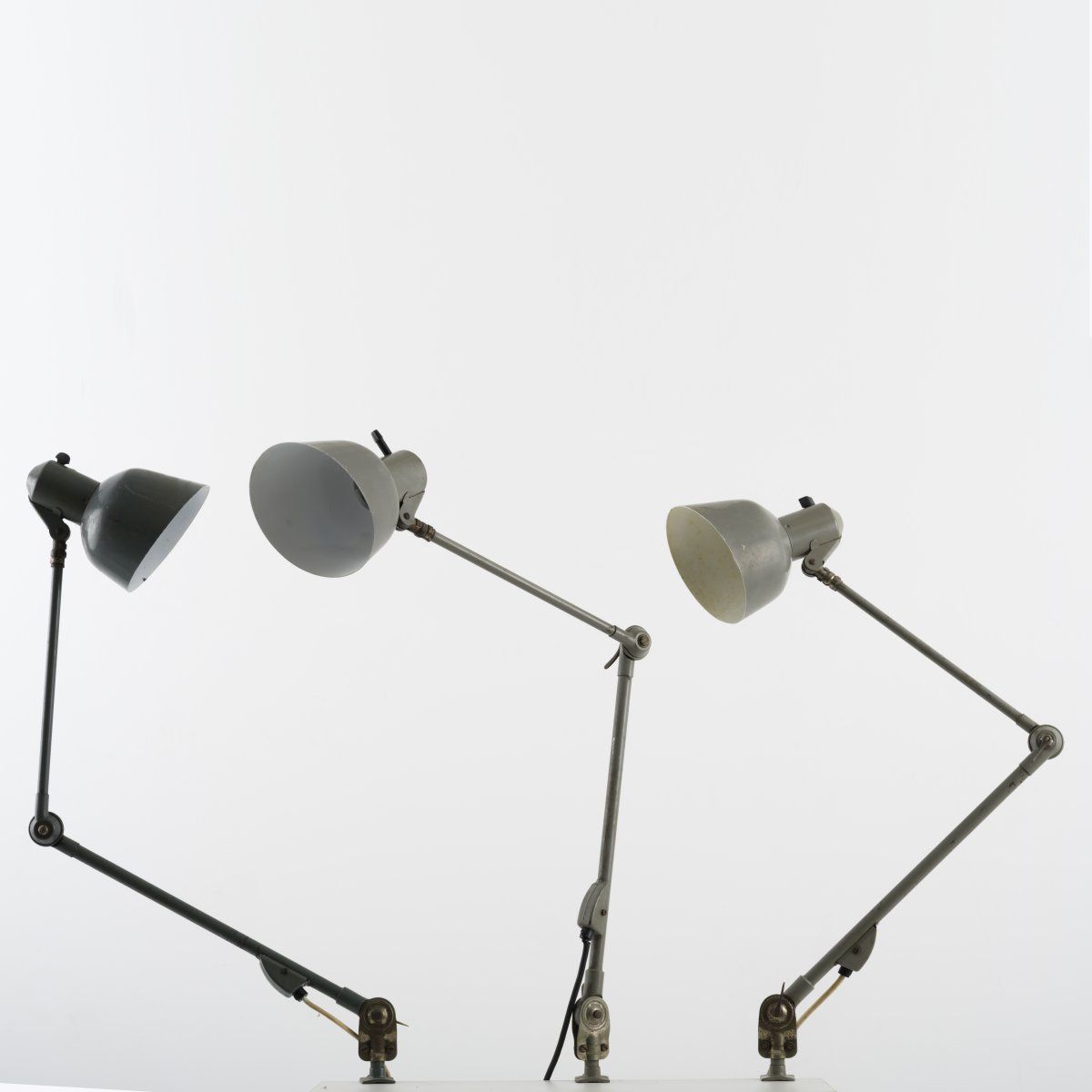 Null SIS-Licht，施韦因富特，3个'72号'工作灯，1924年，长113厘米，深15.5 x 16.7厘米。管状金属，铝板，涂以灰色阴影。有标记。S&hellip;
