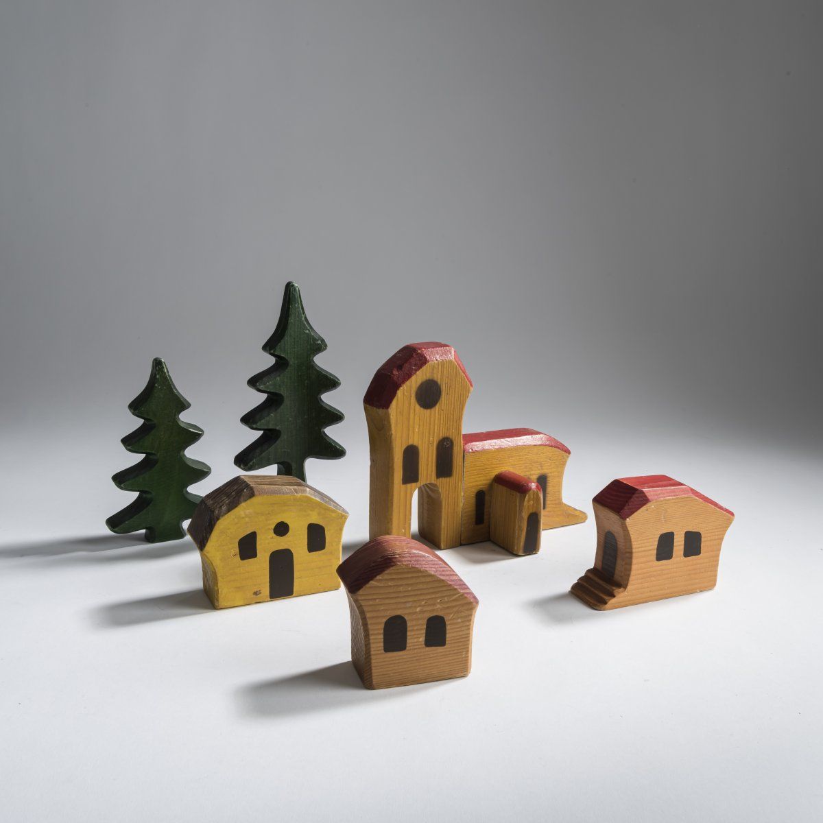 Null 鲁道夫-斯坦纳（周围），6个人本主义木制玩具，1930-50，3座房子，教堂，2棵冷杉树。高8-20.2厘米。木雕，涂有不同颜色。
