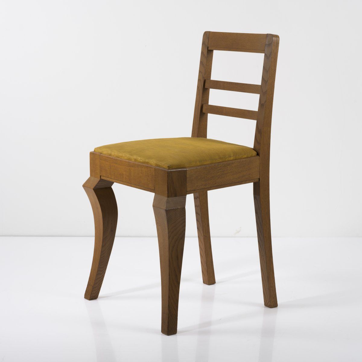 Null 德国，椅子，1920年代，高84 x 49 x 45.5厘米。橡木，纺织覆盖，金黄色。