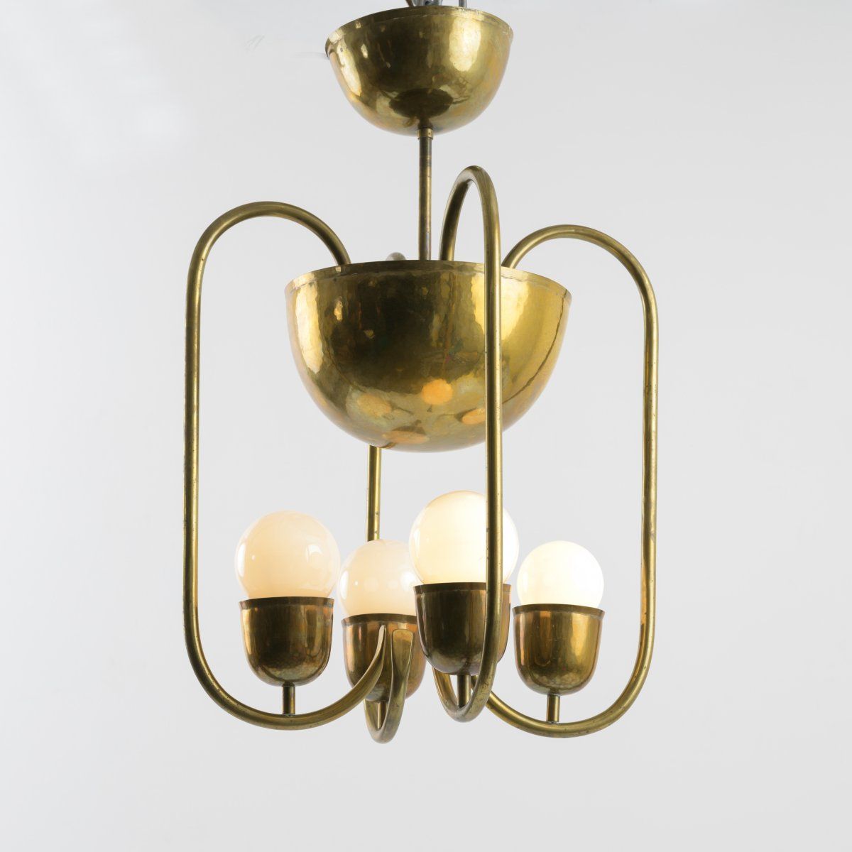 Null Hayno Focken, 天花灯，约1930年，高65厘米，长44.5厘米。管状黄铜，片状黄铜。标有：车间标志（压印）。