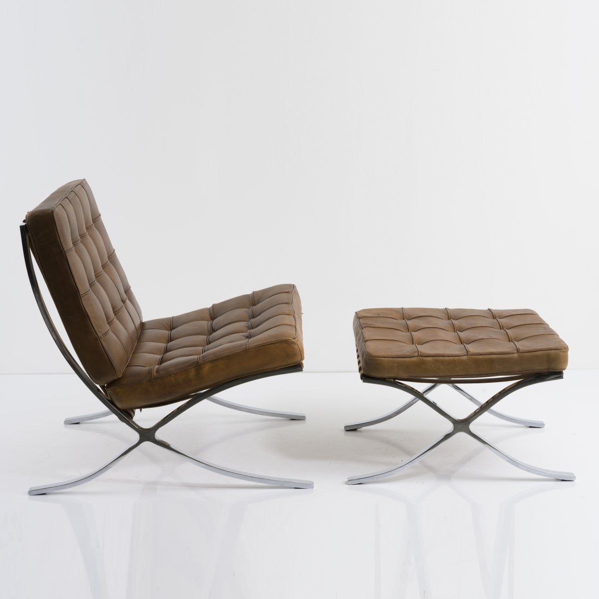Null 路德维希-米斯-凡-德-罗，"巴塞罗那椅 "与长椅，1929年，休闲椅。高77 x 74 x 77.5厘米；卧榻：高37.5 x 58 x 62厘米。&hellip;