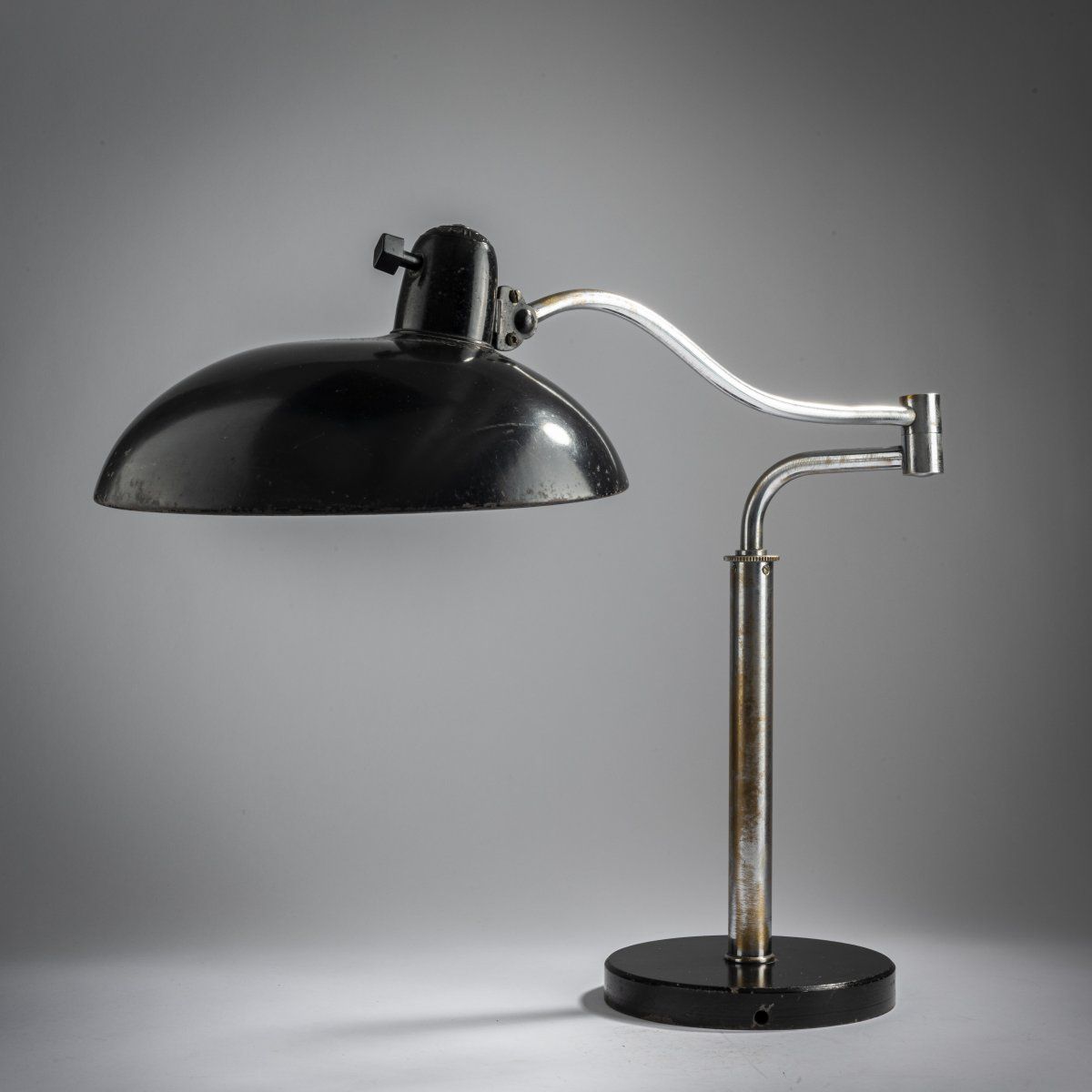 Null Christian Dell，'6651'台灯，约1935年，高53厘米，长30厘米。由Kaiser & Co., Neheim-Hüsten制造。金&hellip;