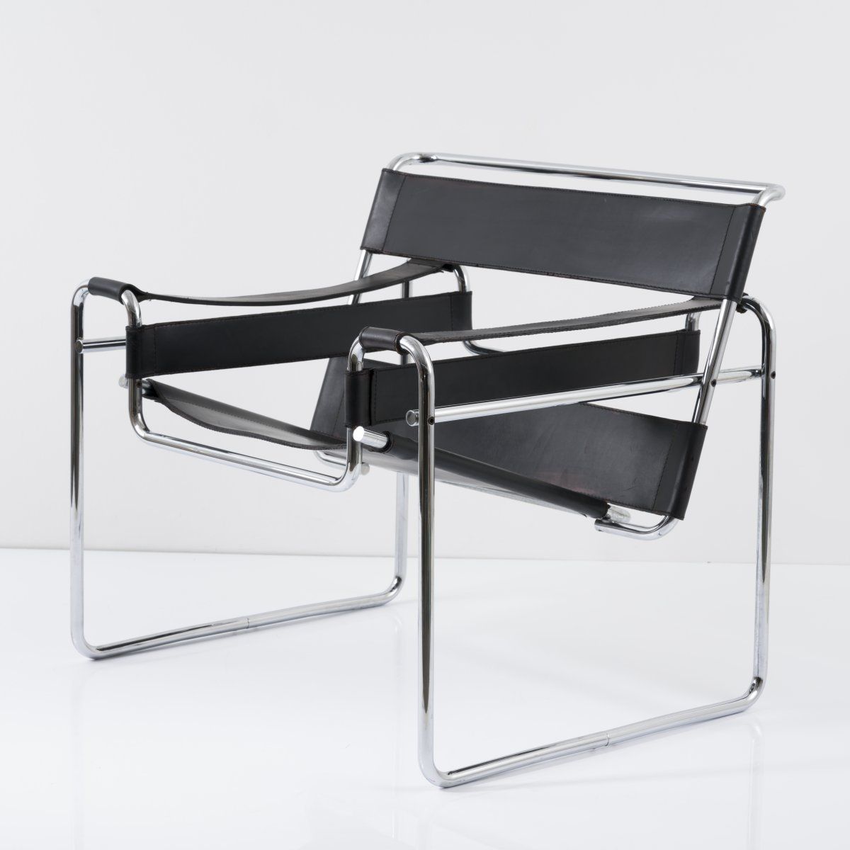 Null 马塞尔-布鲁尔，'B3' - '瓦西里'休闲椅，1925年，高73.5 x 79 x 68厘米。由米兰的Gavina制造。镀铬管状钢，黑色皮革。有标记&hellip;