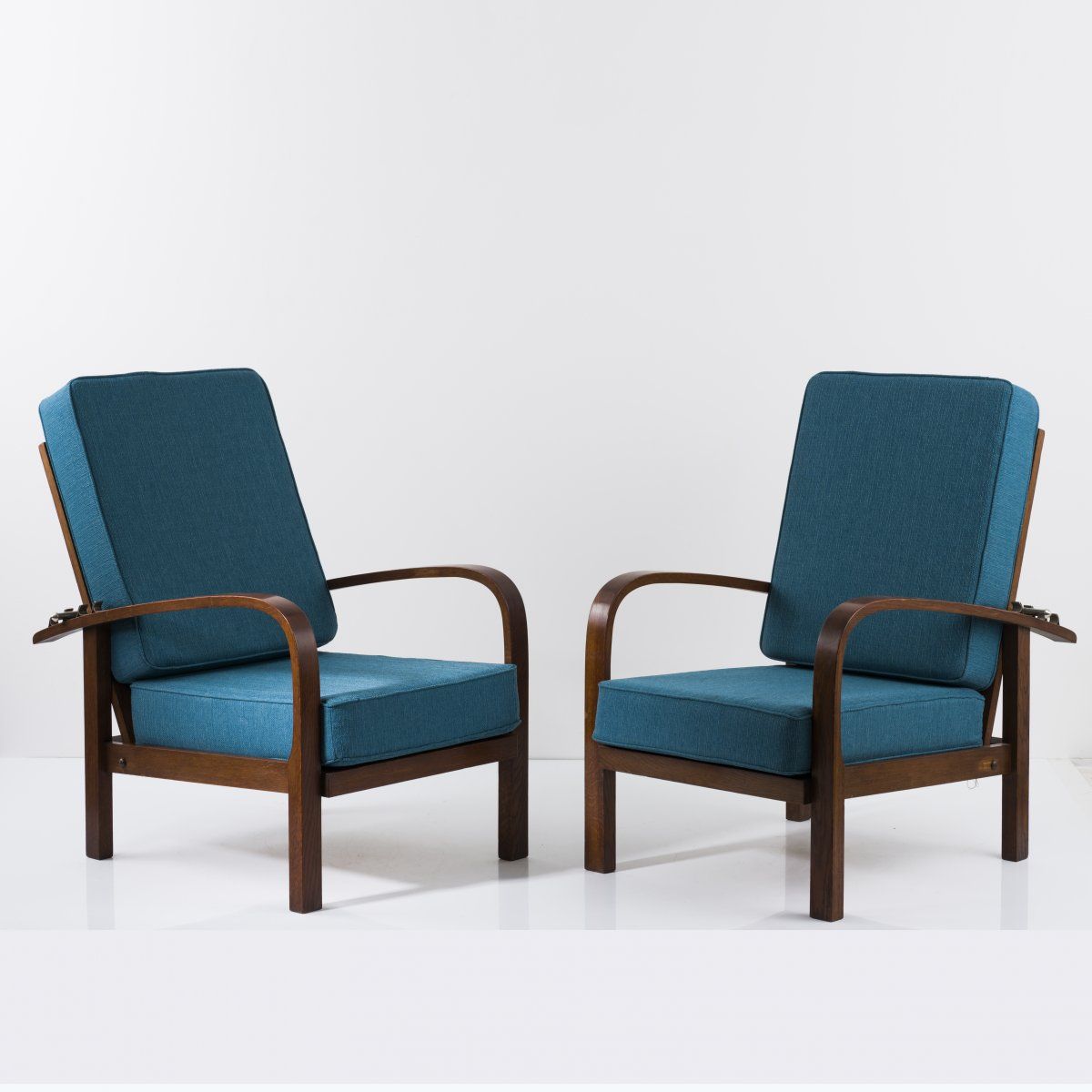 Jiri Vanek, 2 fauteuils, années 1930, H. 91 - 100 x 68,5 x 87 - 99,5 cm. Fabriqu&hellip;