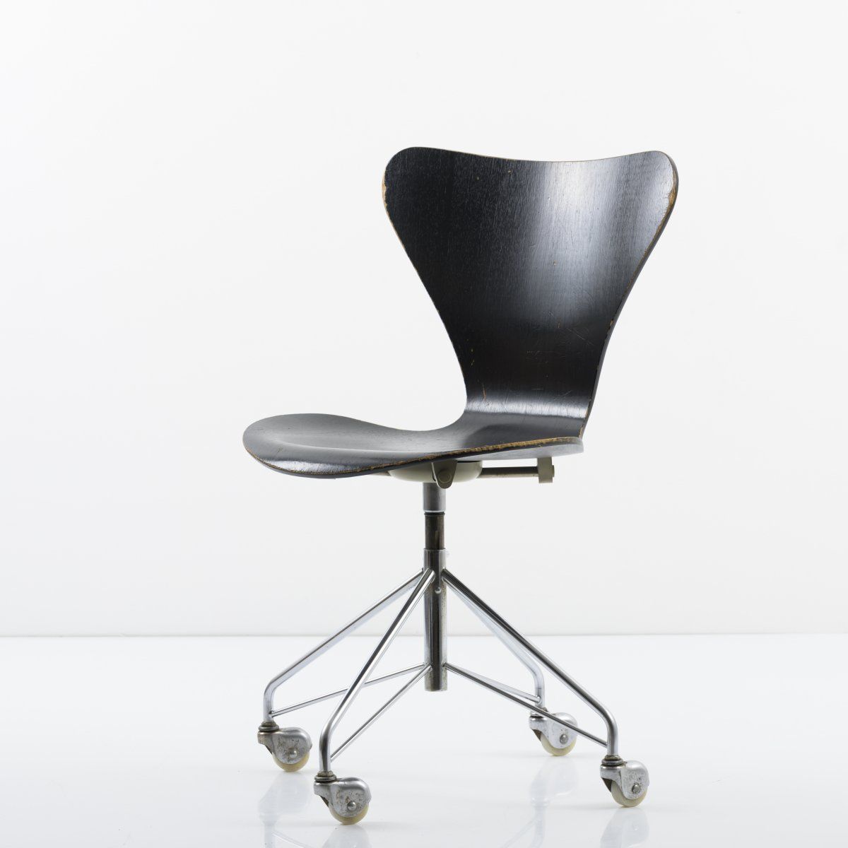 Null Arne Jacobsen, chaise de bureau '3117', 1955, H. 80 - 89 x 49 x 48,5 cm. Fa&hellip;