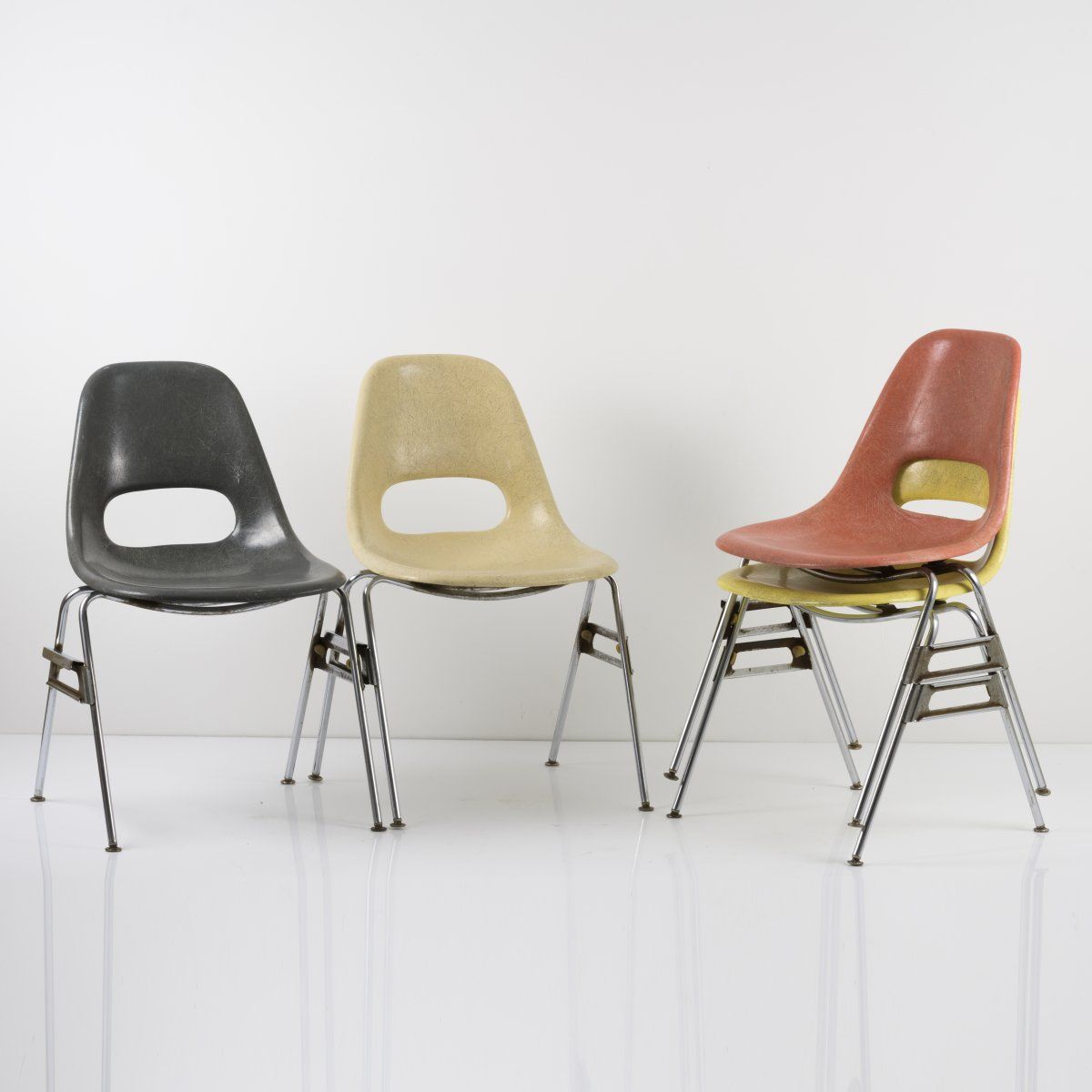 Null 克鲁格金属制品公司，威斯康星州绿湾，4把堆叠椅，约1952年，高81 x 56 x 53厘米。管状金属，镀铬，塑料，用玻璃纤维加固，红色，黄色，灰色和&hellip;