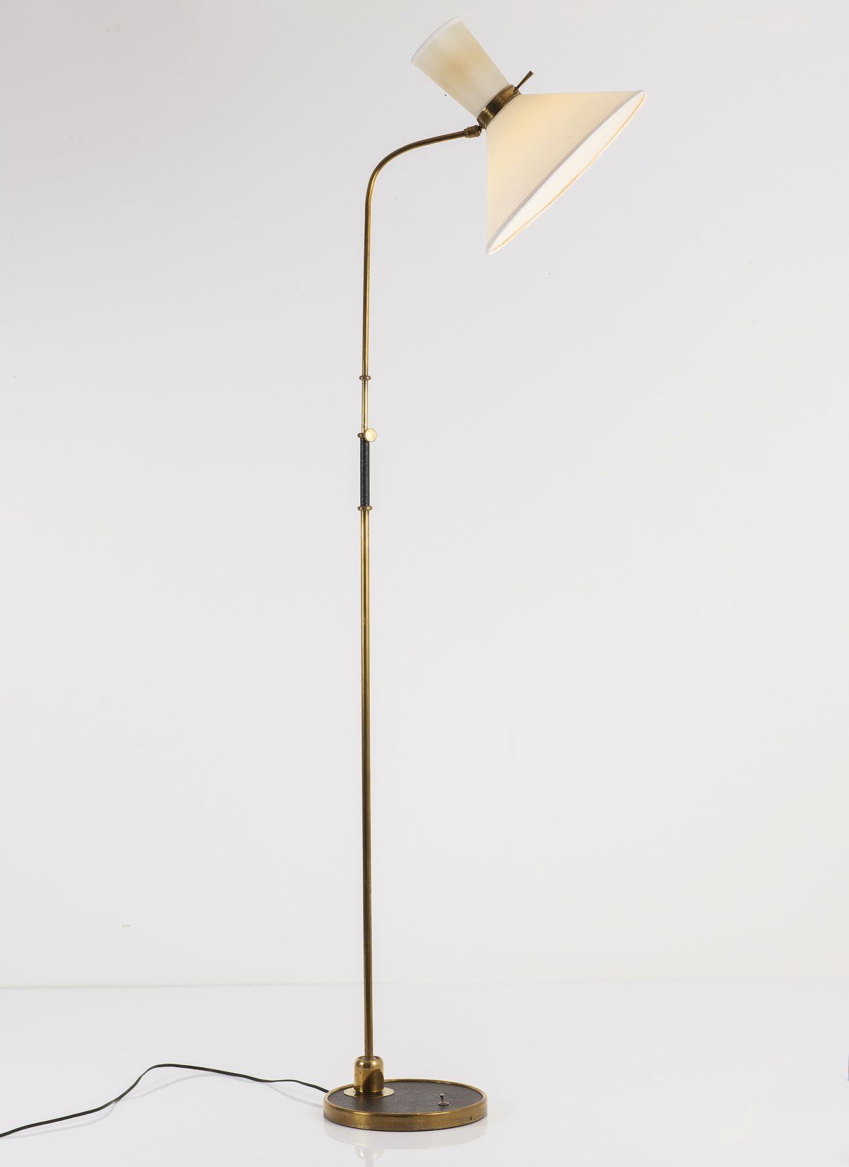 Null 古斯塔夫-戈蒂埃（attr.），落地灯，约1955年，高162.5厘米，深35.5厘米。由巴黎Luminalite制造(attr.)。管状黄铜，片状黄&hellip;