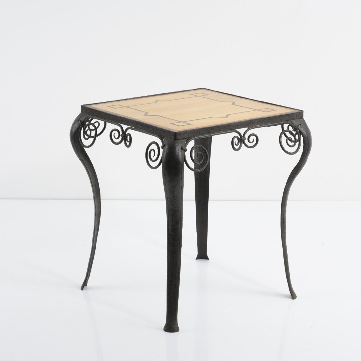 Null 法国，边桌，1930 / 40年代，高57.5 x 53 x 52厘米。铁，部分锻造，铁板，细木工板，贴面，镶嵌不同类型的木材。