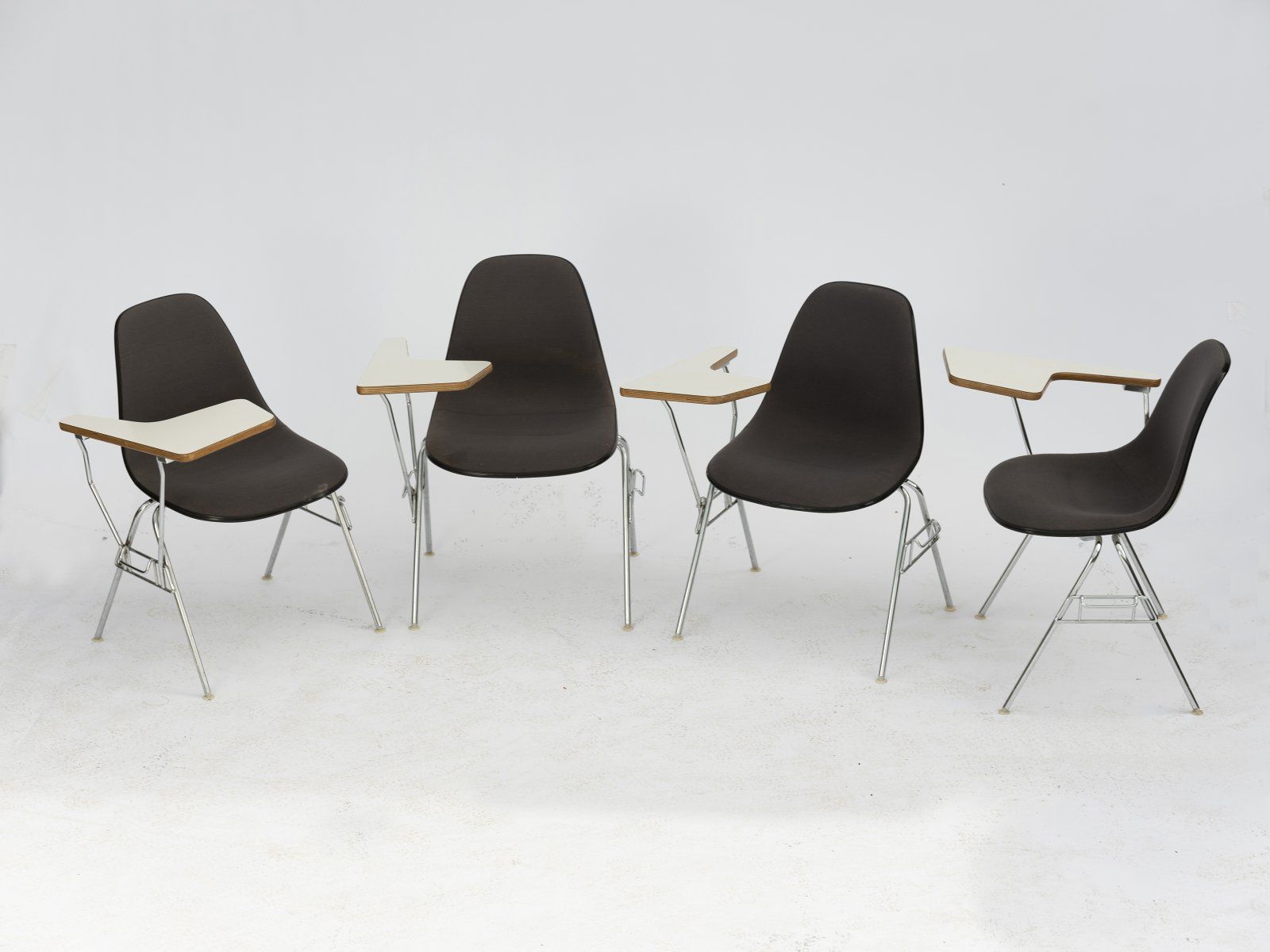 Null 查尔斯-伊姆斯，4把'0715'办公椅，约1955年，高80.5 x 65 x 64厘米。由Vitra Design制造，Weil / Rhine。镀&hellip;