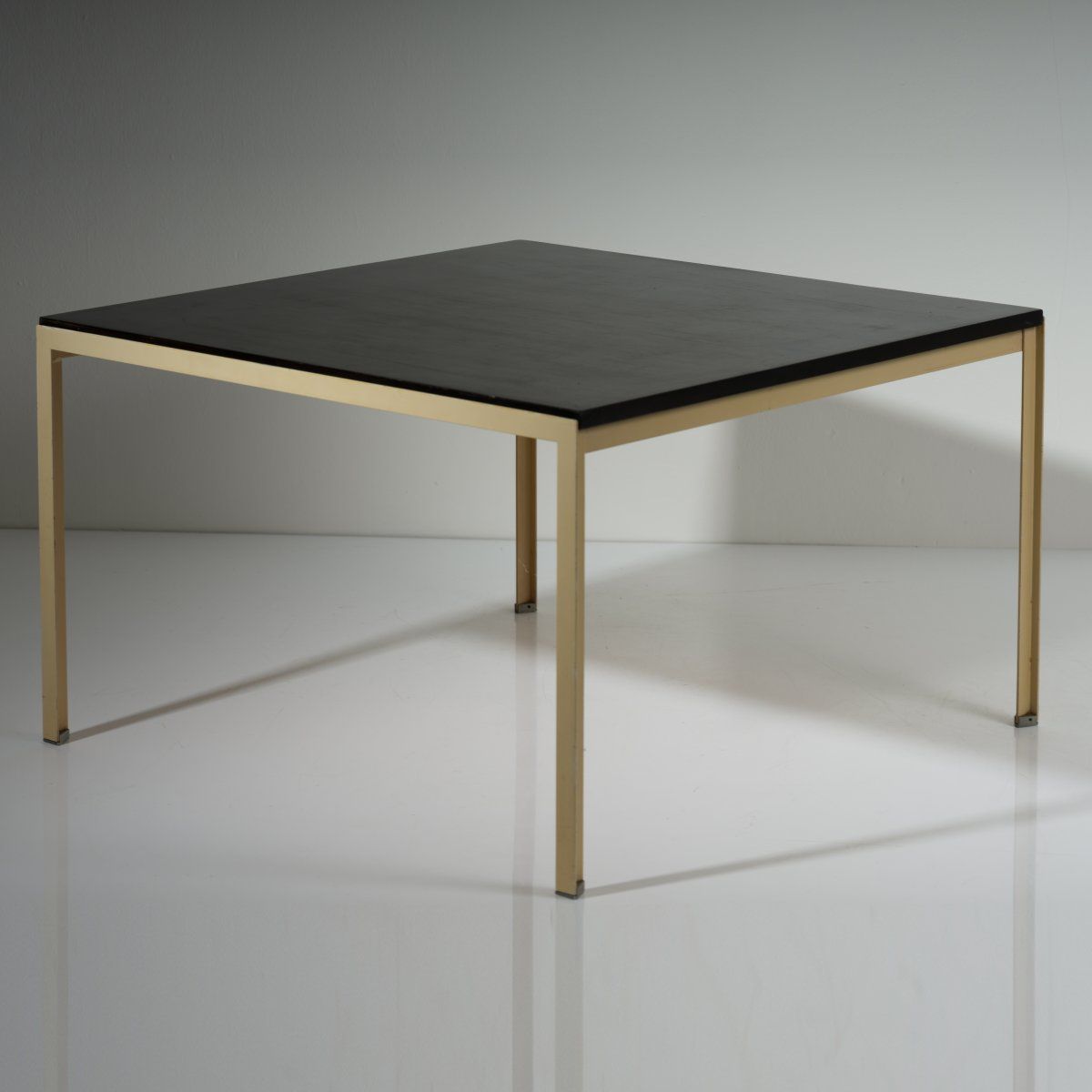 Null 弗洛伦斯-诺尔，"T型角 "边桌，1952年，高48 x 80 x 9厘米。由纽约Knoll国际制造。细木工板，涂黑，长方形金属（'T-angle'）&hellip;