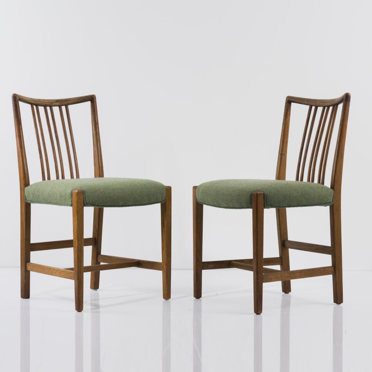 Null Hans J. Wegner, 2 chaises, c. 1942, H. 83 x 50 x 54,5 cm. Fabriquées par Mi&hellip;