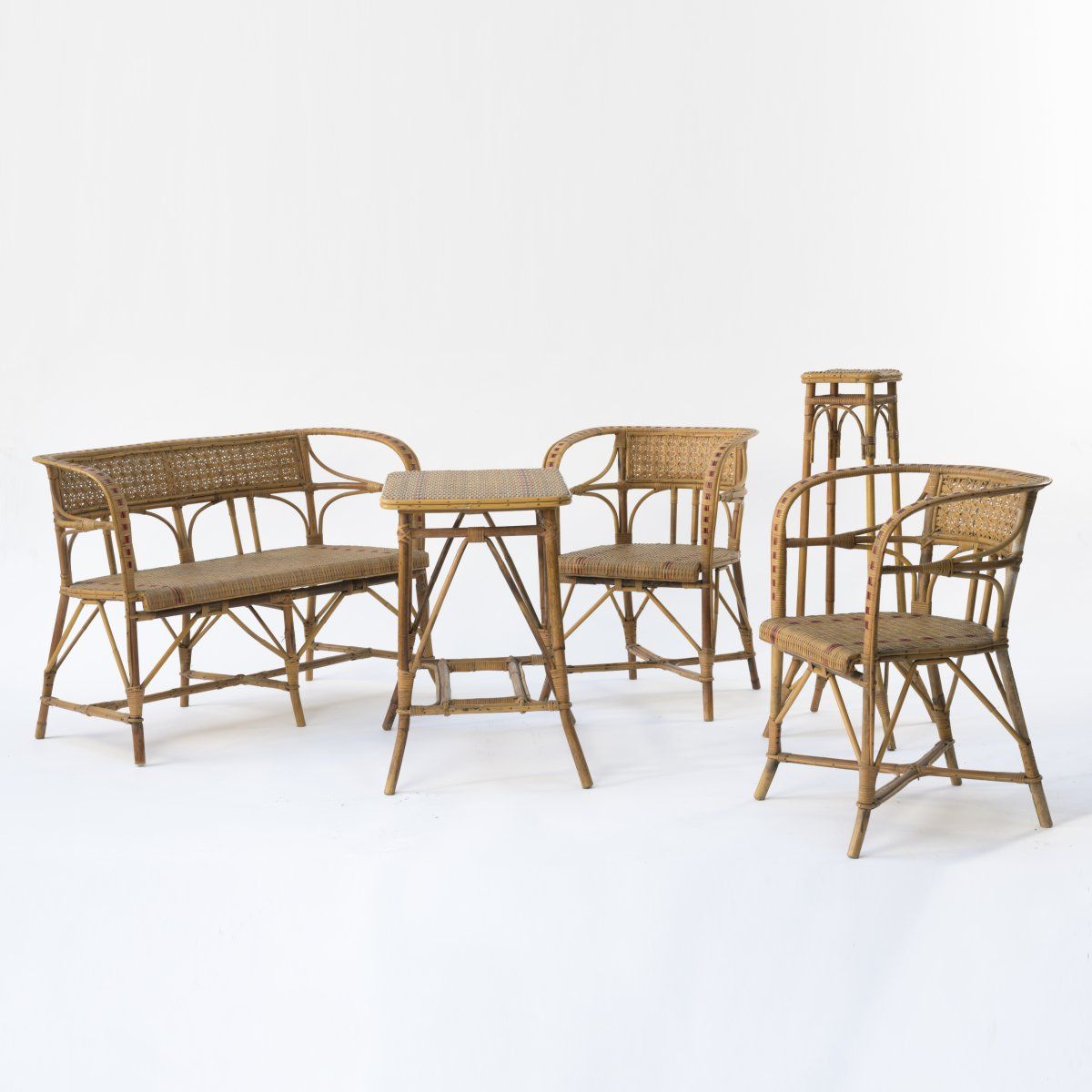 Null 意大利，长椅，2把扶手椅，桌子，花架，1940年代，长椅：高76.5×114×55厘米；椅子：高76×55.5×55.5厘米；桌子。H. 71 x 7&hellip;
