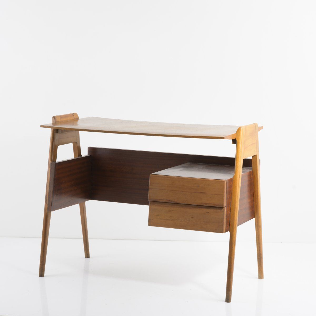 Null 意大利，小书桌，1950年代，高83 x 100 x 53.5厘米。木箱结构，榉木，细木工板与核桃木和桃花心木贴面。
