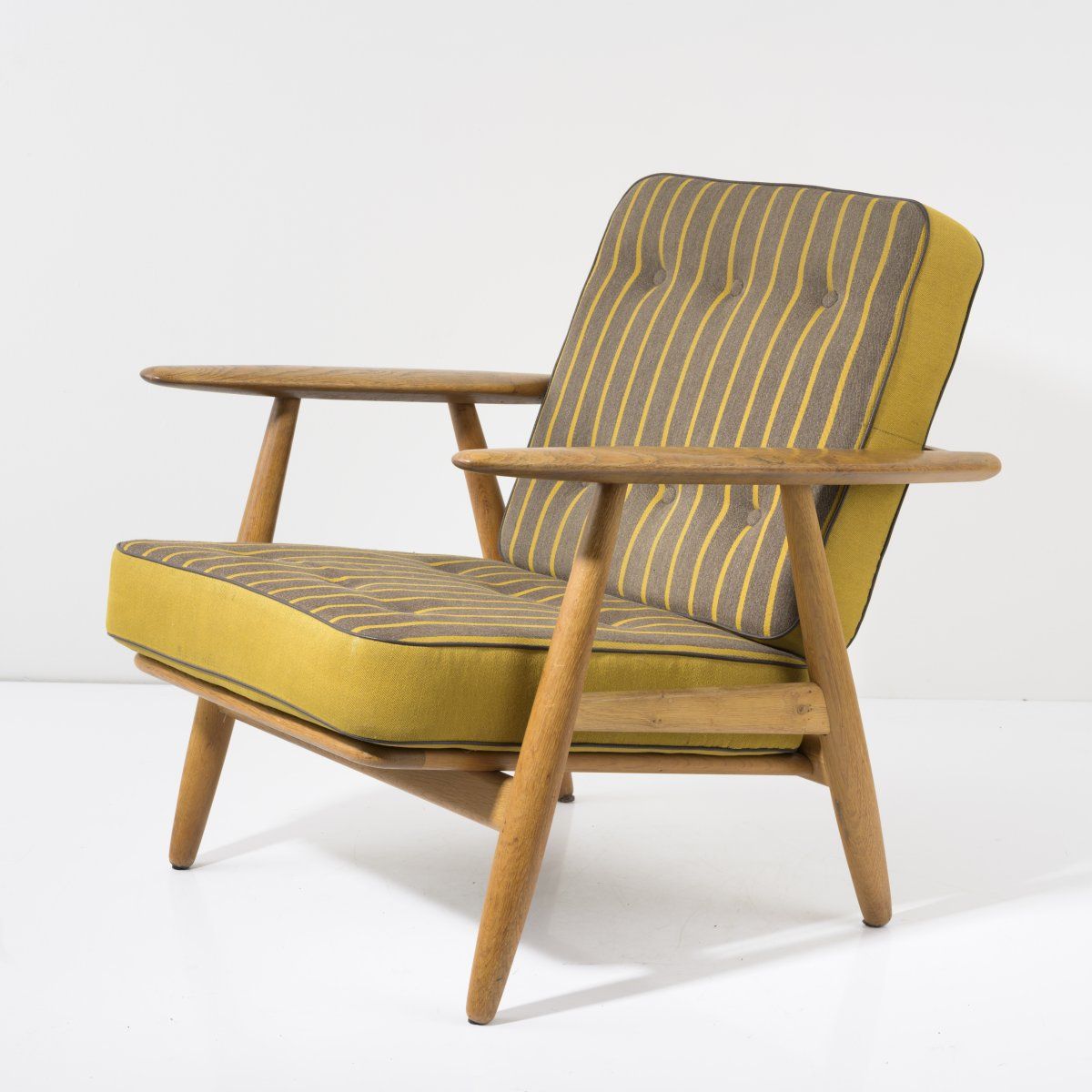 Null 汉斯-J-韦格纳，"GE 240 "扶手椅，1955年，高73 x 68.5 x 79厘米。由Getama, Gedsted制造。橡木，棕色-黄色/绿&hellip;