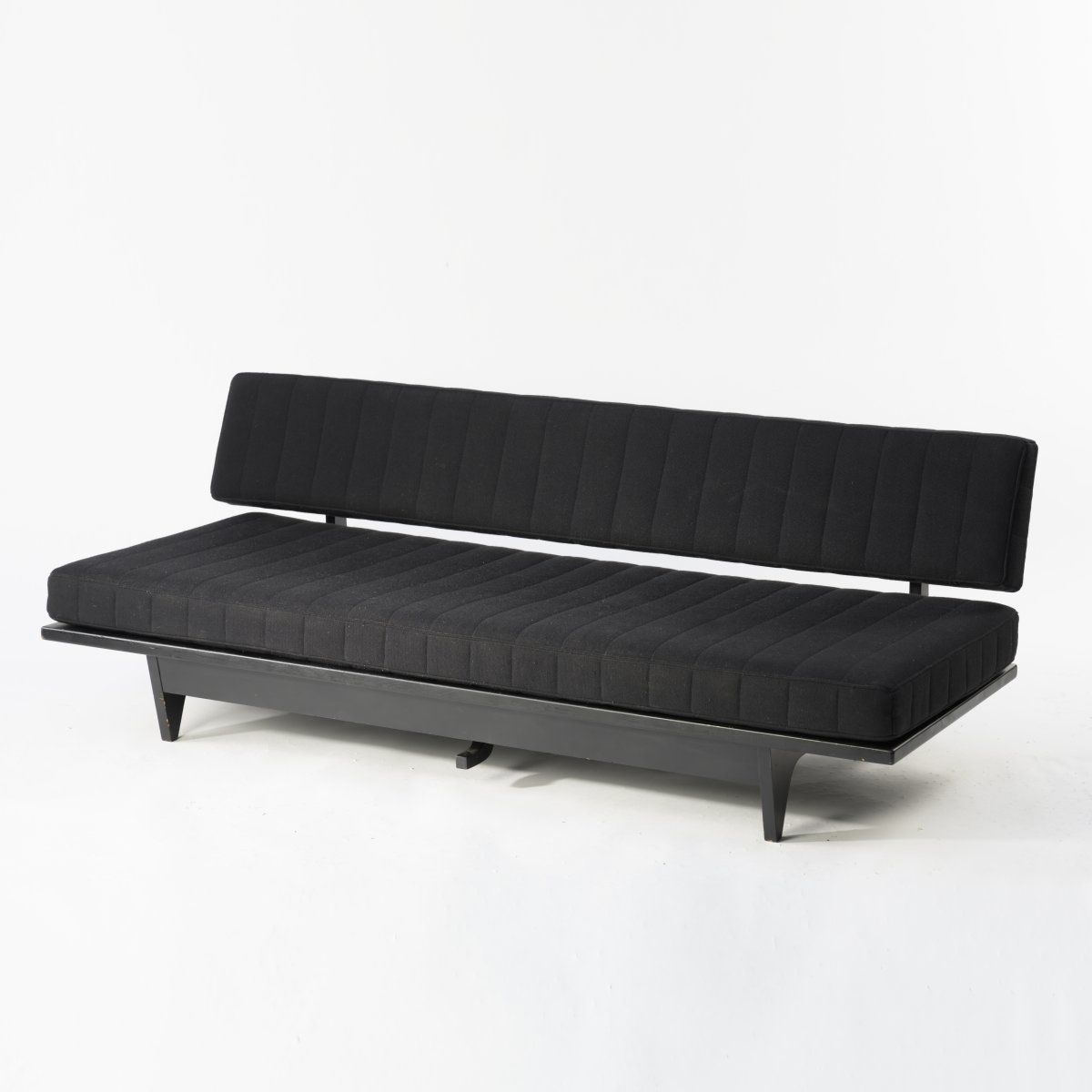 Null 理查德-斯坦，'700'沙发床，1947年，高68 x 195 x 93厘米。诺尔国际公司制造，纽约，1947-61。木头，胶合板，涂黑，黑色织物。有&hellip;