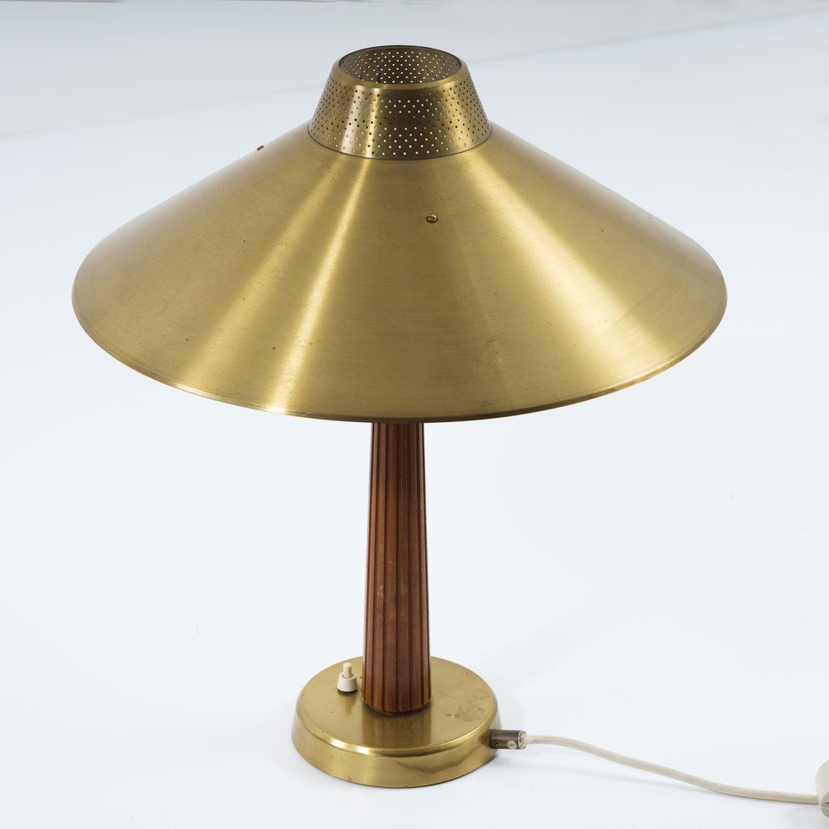 Null 汉斯-伯格斯特伦，'717'台灯，约1950年，高51厘米，长44厘米。由奥胡斯的Ateljé Lyktan制造。铸造金属，黄铜板，柚木，凹槽。有标记&hellip;