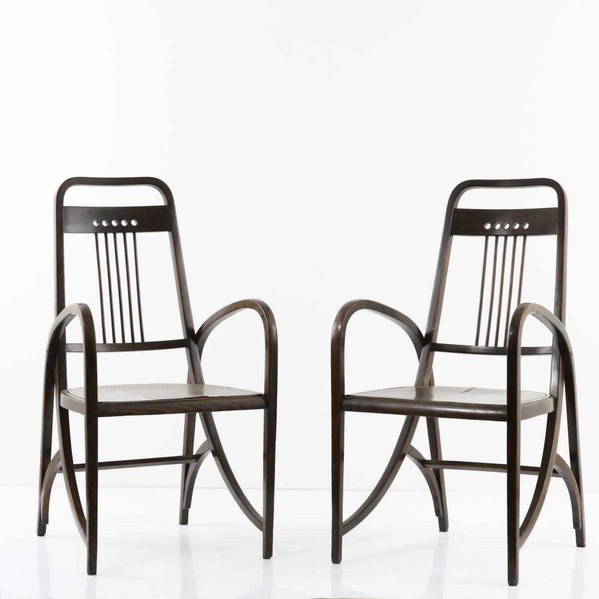 Null Thonet, Vienne, 2 fauteuils '511', vers 1904, H. 105 x 54,5 x 59,5 cm. Hêtr&hellip;