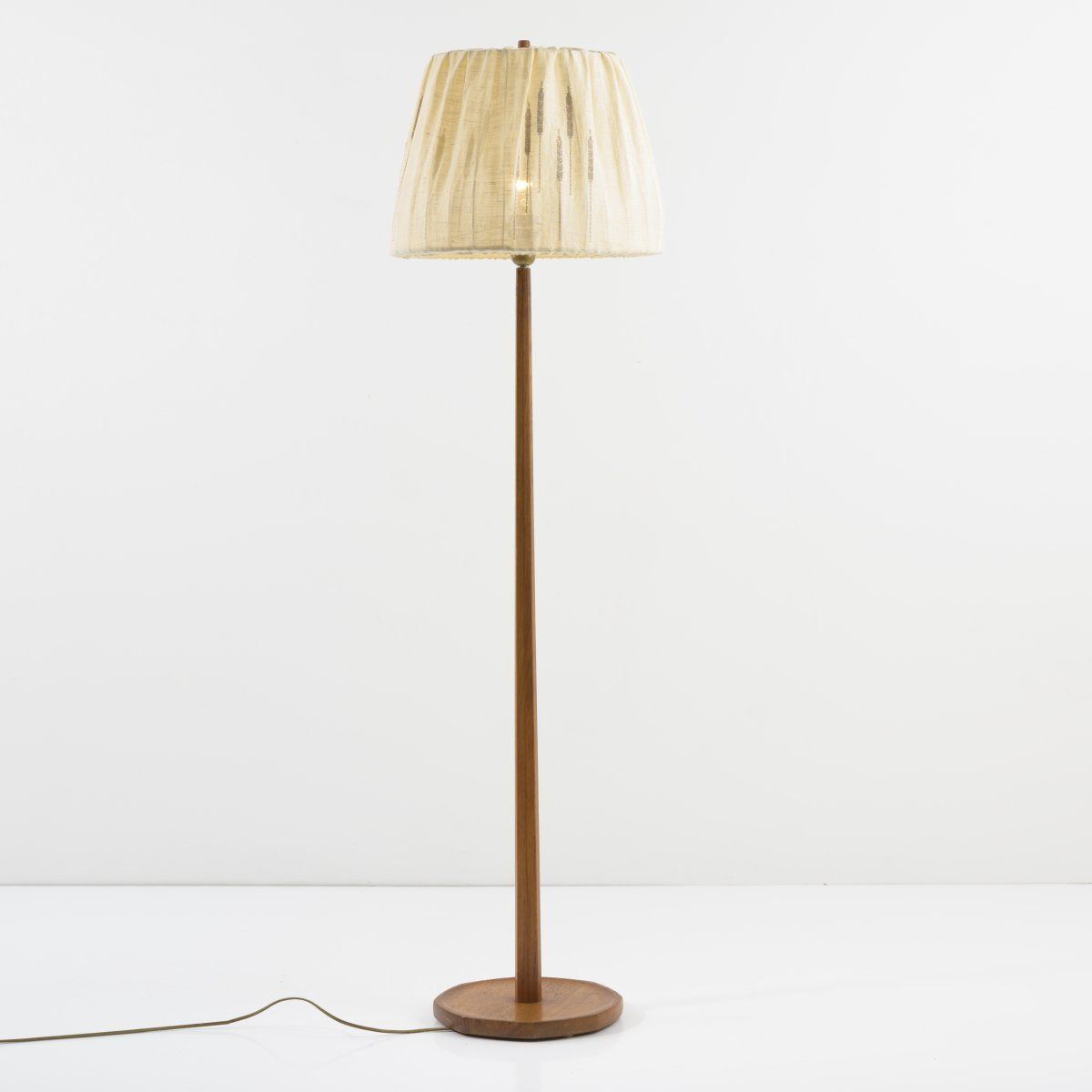 Null Sweden, '622' floorlamp, c. 1955, H. 149 cm, D. 41 cm. Teak, crème-white te&hellip;
