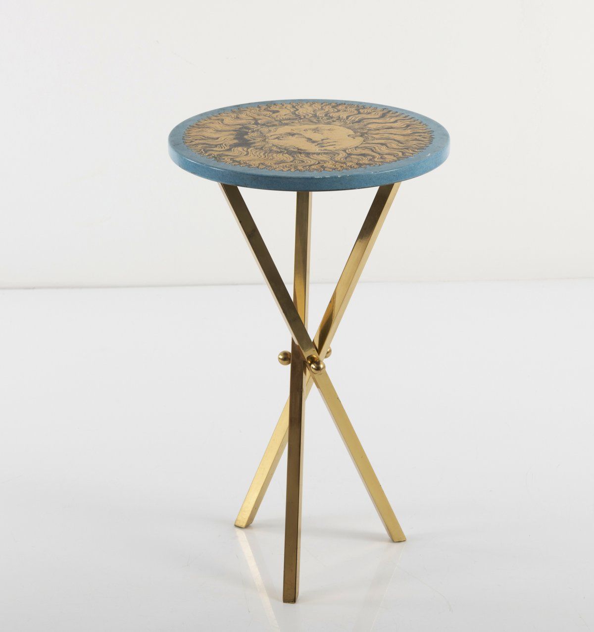 Null 皮耶罗-福纳塞蒂，"Sole "终端桌，1950年代，高60厘米，深36厘米。1995年由米兰的福纳塞蒂制造。方形铜管，木质桌面上有蓝底金字的石印 "&hellip;