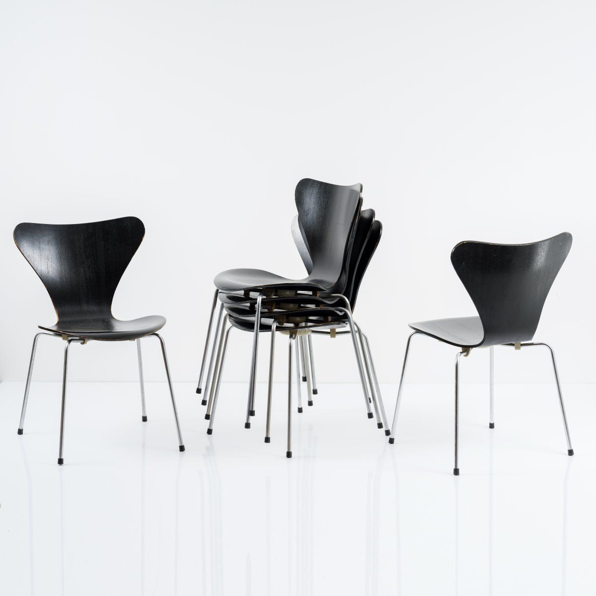 Null Arne Jacobsen，6把'3107'椅子，1955年，高78 x 48.5 x 47厘米。由Fritz Hansen制造，Allerød，19&hellip;