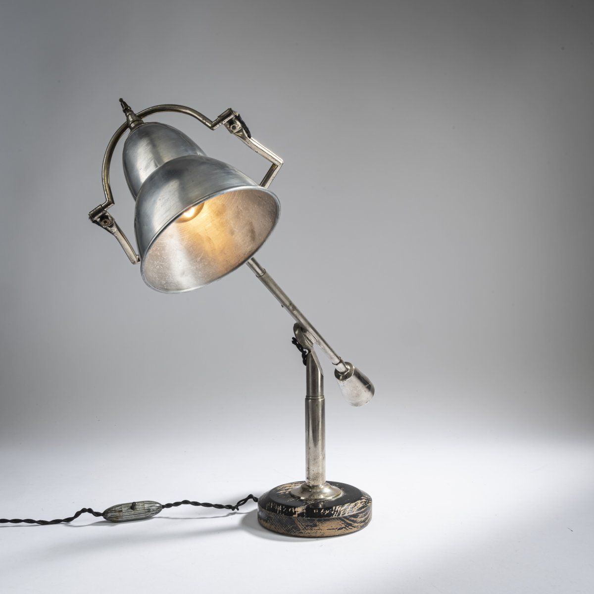 Null 爱德华-威尔弗里德-布凯，"布凯 "台灯，1927年，高52.5厘米，深16.5厘米。木材，镀镍管状黄铜，铝制灯罩。有标记。BUQUET, BTE S&hellip;