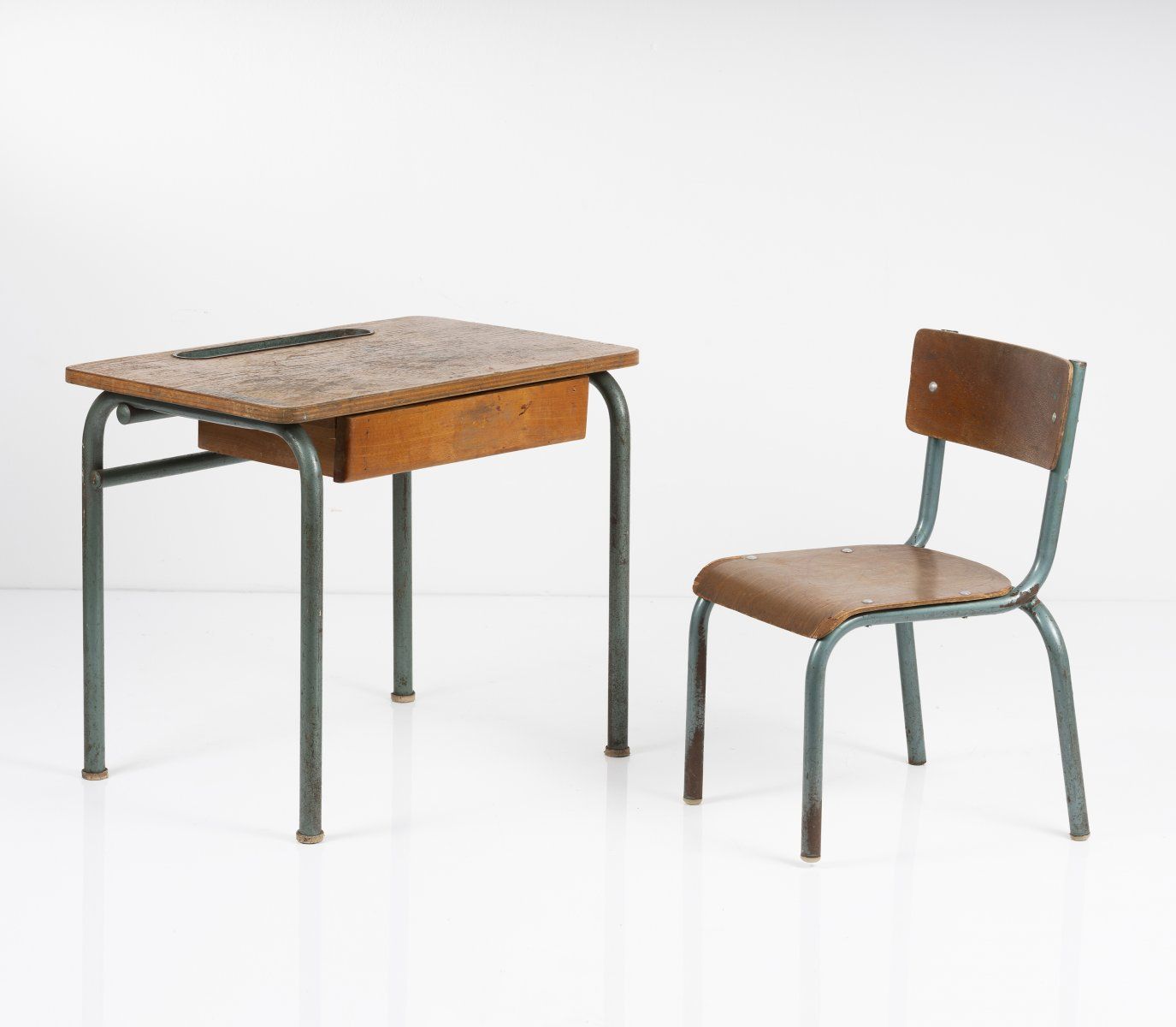 Null 法国，儿童书桌和椅子，1940 / 50年代，书桌。H. 50 x 60 x 40 cm; 椅子。H. 55 x 32.5 x 35.5 cm.胶合板&hellip;