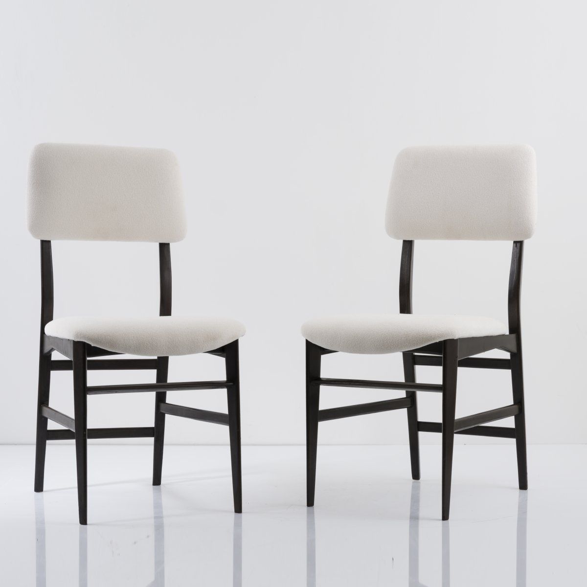 Null 埃德蒙多-帕鲁塔里，2把边椅，1950年代，高91 x 44 x 58厘米。由Lissone的Dassi制造。木头，涂黑，白色纺织物覆盖。