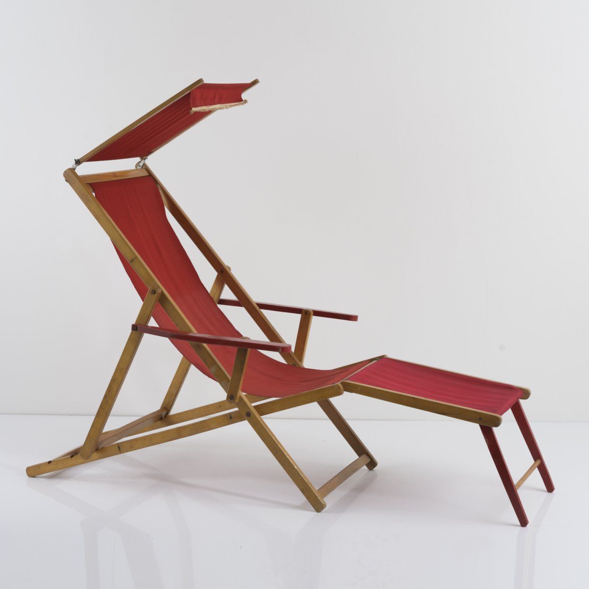 Null G. R. Ind.皮埃蒙特，太阳/甲板椅，1940年代，高113 - 122 x 69.5 x 107.5厘米。榉木，部分涂红，红色帆布。有标记。制&hellip;