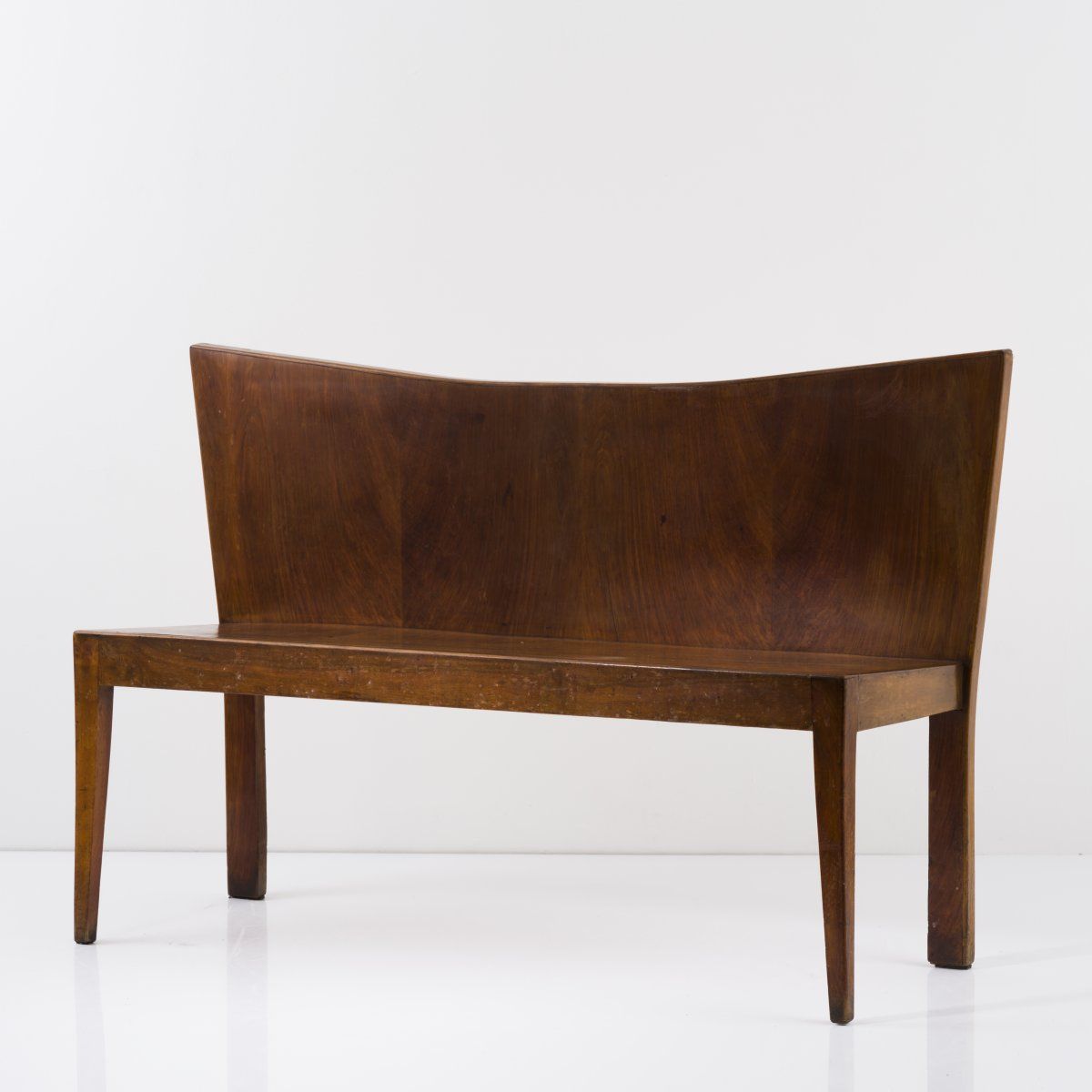Null 意大利，长椅，约1950年，高83 x 128.5 x 43厘米。胡桃木，胡桃木贴面的胶合板，深色染色。