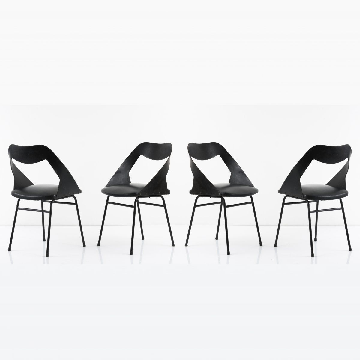 Null 路易斯-保罗齐，4把椅子，约1958年，高78.5×50×47厘米。由法国Zol公司制造。管状金属，涂黑，胶合板，涂黑，黑色皮革。
