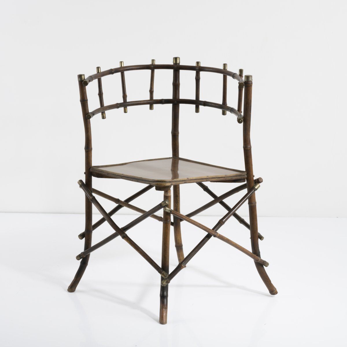Null 英国，扶手椅，1880年代，高75.5 x 46 x 48厘米。竹制藤条，染成深色，座椅由带有木头图案的塑料层压板制成，木头，铜板。座椅被替换。