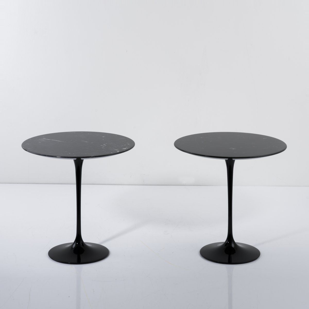 Null 埃罗-沙里宁，2个'基座'-'163'边桌，1957年，高51厘米，深51厘米。由纽约Knoll国际公司制造。铸铝，黑色漆面，黑色大理石桌面。有标记。&hellip;