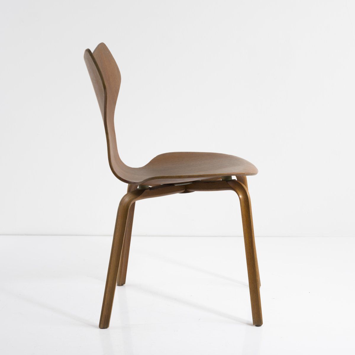 Null 阿纳-雅各布森，"Grand Prix "椅子，1957年，高80 x 48.5 x 52厘米。由Fritz Hansen, Allerød制造。柚木&hellip;