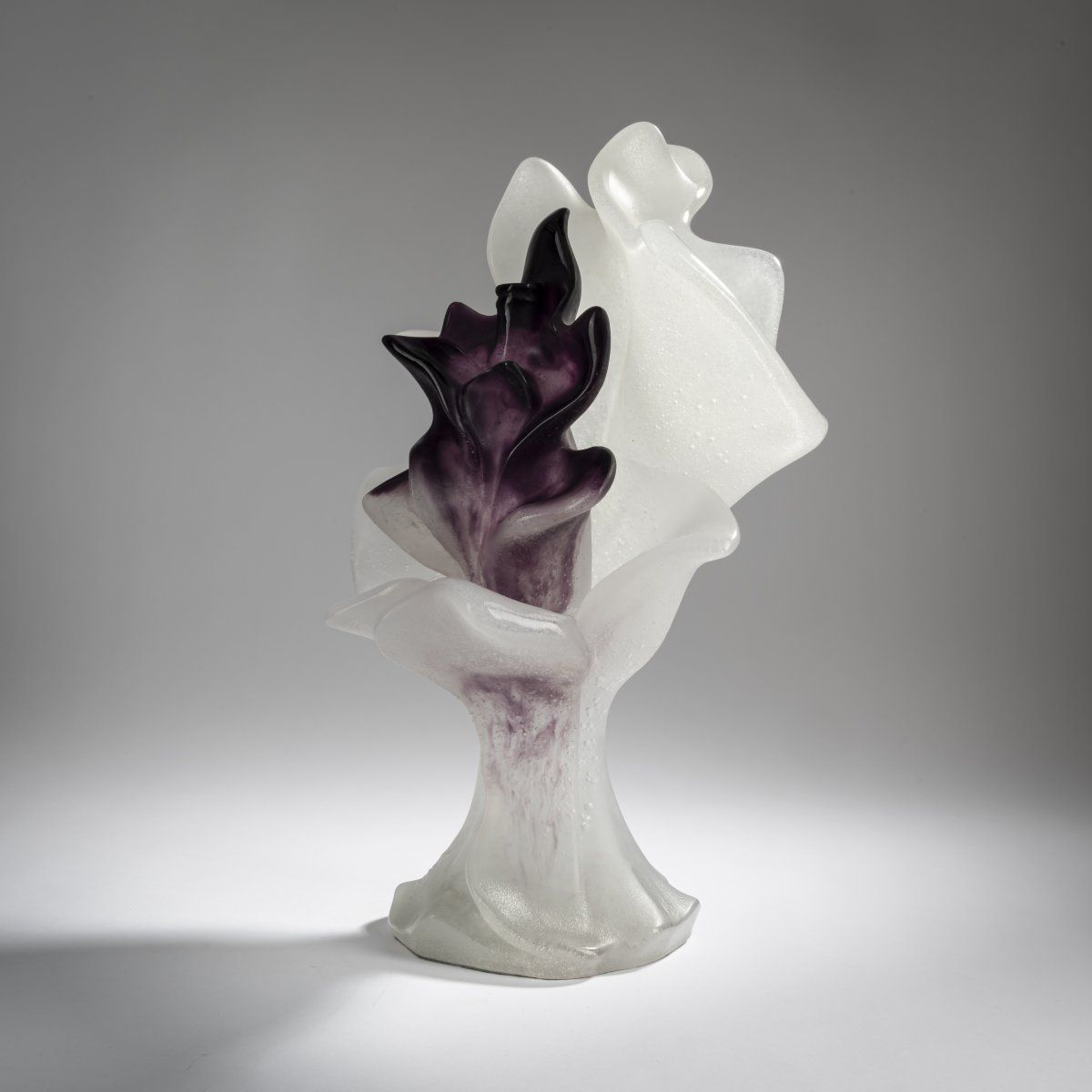 Null 萨尔瓦多-达利（1904年菲格雷斯-1989年同上），《恶之花》，1960年代，无色和紫色的Cristal粉。高45.5 x 28.0 x 23.0厘&hellip;