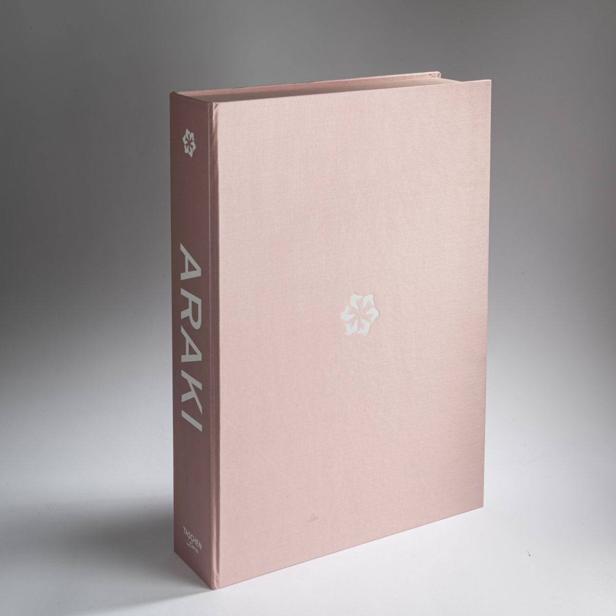 Null Nobuyoshi Araki (1940 Tokio)，Taschen的收藏版，2001年，书籍出版在原来的粉色蛤壳箱中。蛤壳箱55.3 x 39.&hellip;