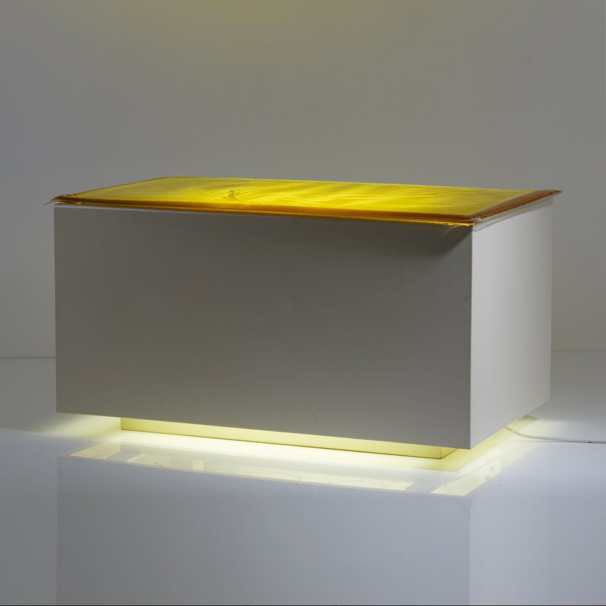 Null 安东-汉宁（1964年生于柏林），"Mintrex"，2002年，由漆木、玻璃和塑料中的黄色彩色凝胶制成的灯箱，通电了。大约51.0 x 95.0 x&hellip;