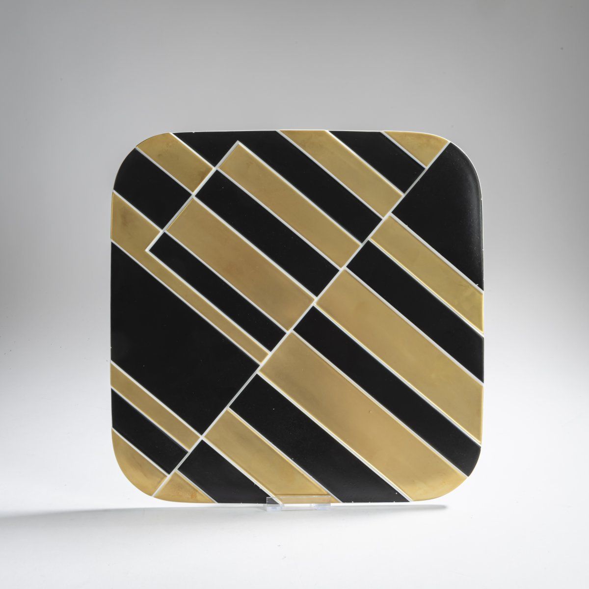 Null Günter Fruhtrunk (1923年慕尼黑-1982年同上)，瓷器中的年度物品，1974年，瓷器上有金色和黑色的装饰。32.3 x 32.3&hellip;