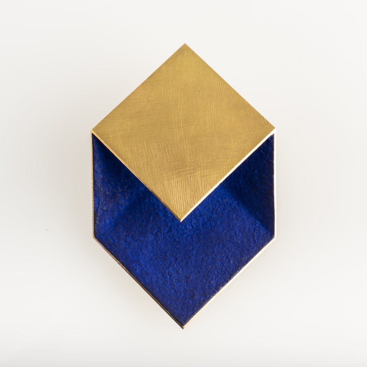 Null Giampaolo Babetto (1947年帕多瓦-居住在Arquà Petrarca)，胸针，1993年，18ct.黄金，蓝色颜料。34克。

&hellip;