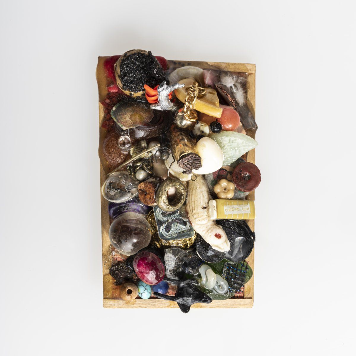 Null 丽莎-沃克（1967年惠灵顿-住在惠灵顿），胸针，1990年代，塑料，玻璃珠，纸板上的木材。65克。高85 x 54毫米。

签名：艺术家的签名（黑笔&hellip;