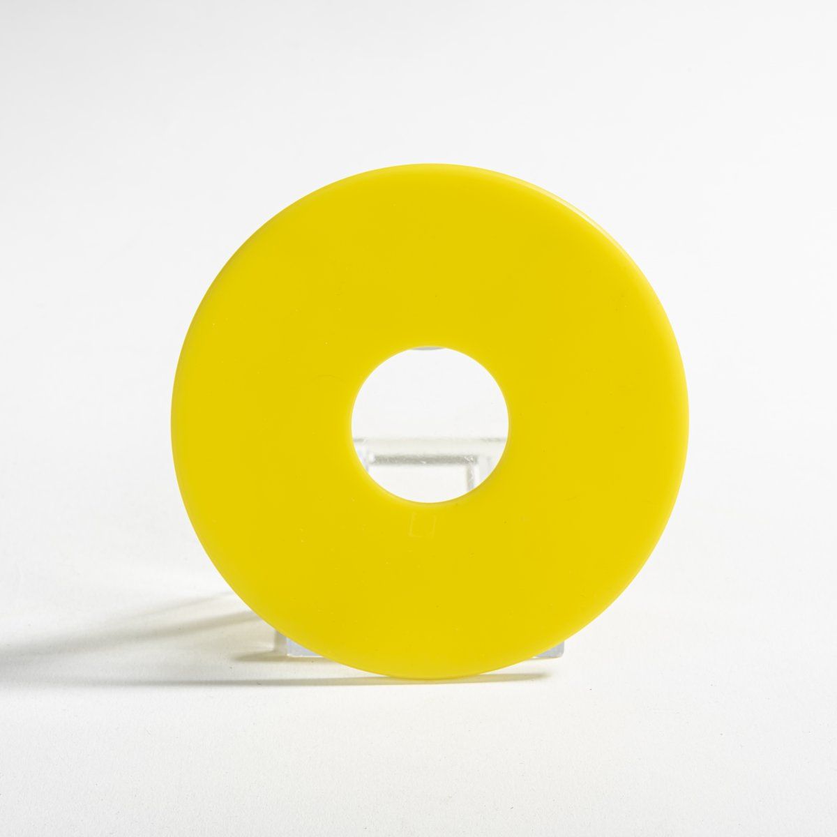 Null 赫尔曼-赫姆森（1953年生于奈梅亨，现居杜塞尔多夫），胸针，1985年，黄色塑料。26克。直径98毫米。

签名：艺术家的标记（压印），Maas, &hellip;
