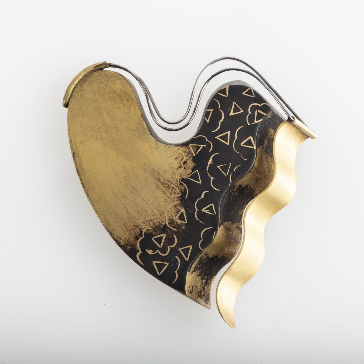 Null 曼弗雷德-比肖夫（1947年-2015年锡耶纳），胸针，约1979年，Tombac，火镀金，黄金，钢丝。26克。72 x 65毫米。

没有签名。来自&hellip;
