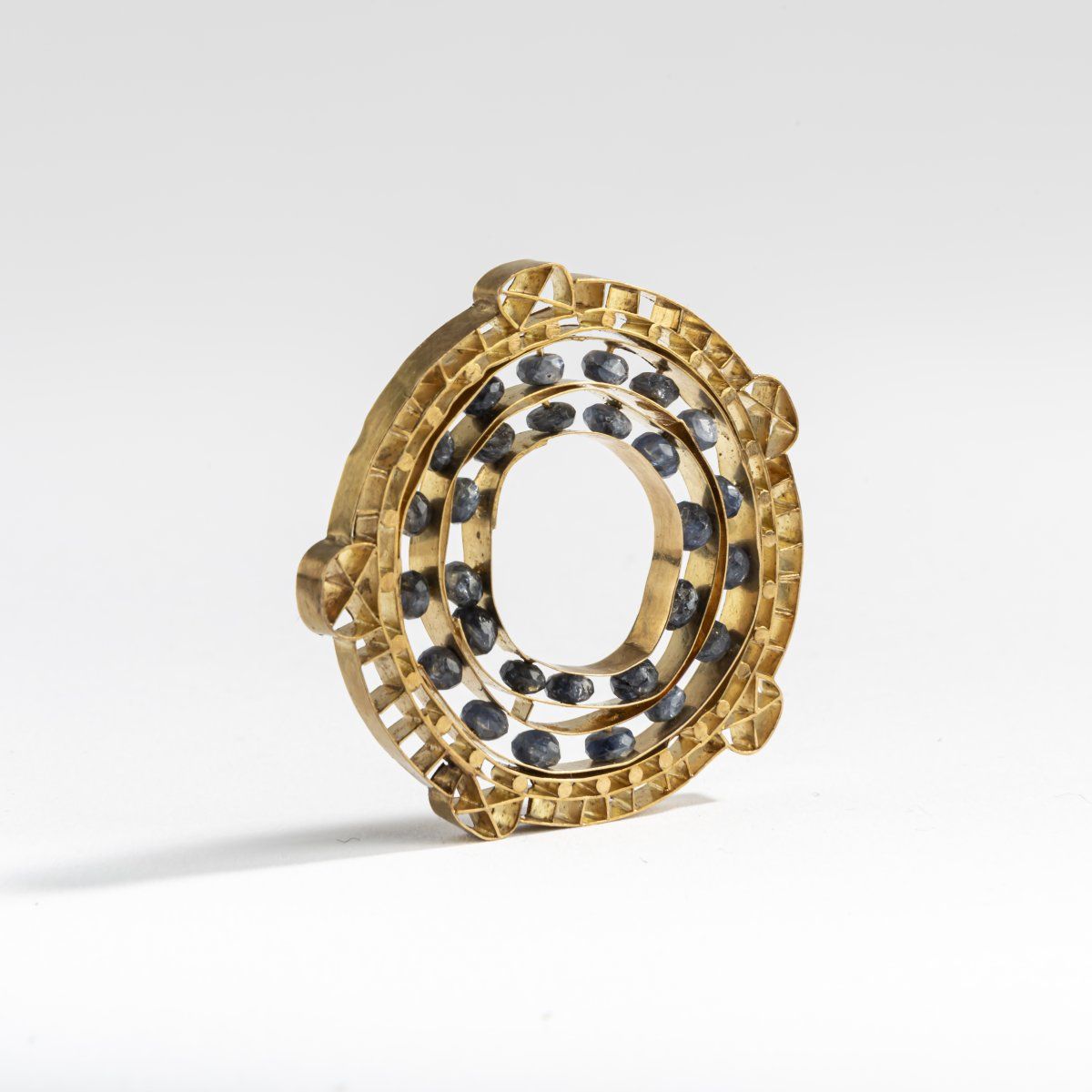 Null Detlef Thomas (1959 Niederrhein - 住在Essen)，戒指，1996年，18ct.黄金，蓝宝石。12克。内径17毫米。&hellip;