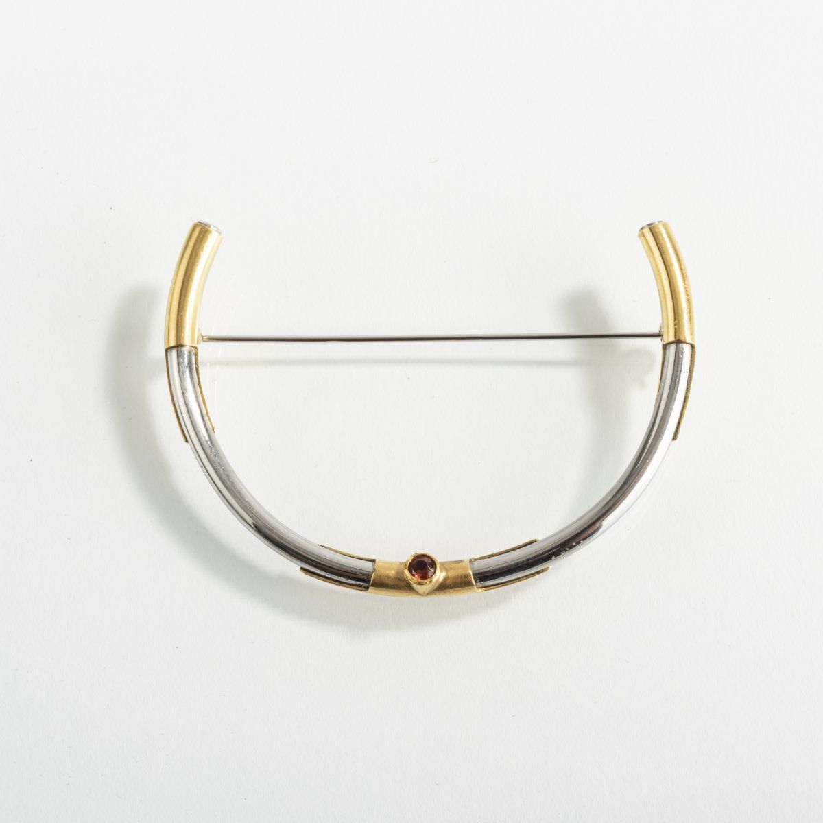 Null 克劳斯-乌尔里希（1927年Sensburg - 1998年Pforzheim），胸针，1970年代，18ct.黄金，不锈钢，碧玺。12.4克。44 &hellip;