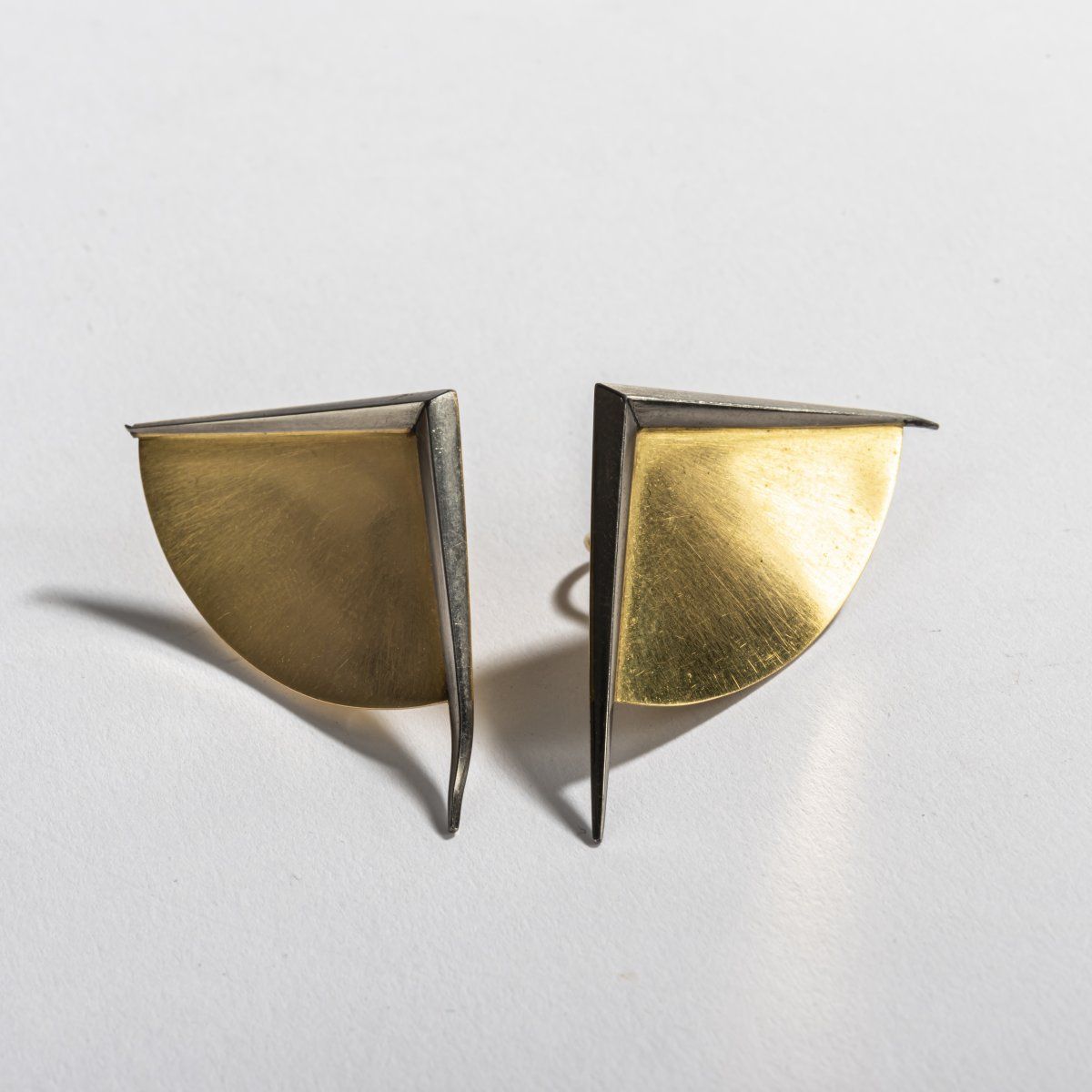 Null 克劳斯-乌尔里希（1927年Sensburg - 1998年Pforzheim），一对设计师耳夹，1980年代，18ct.黄金，500钯金。每个6克。&hellip;