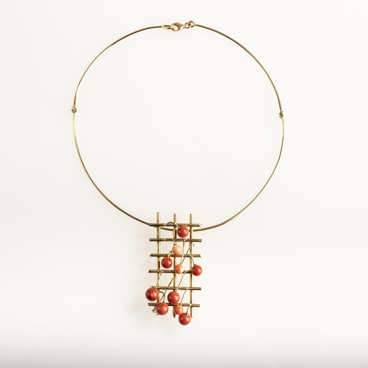 Null 福斯托-梅洛蒂（1901年罗韦雷托-1986年米兰），胸针/吊坠 "Grata "配金链，1978年，18ct.玫瑰金，10颗珊瑚。21克。60 x &hellip;