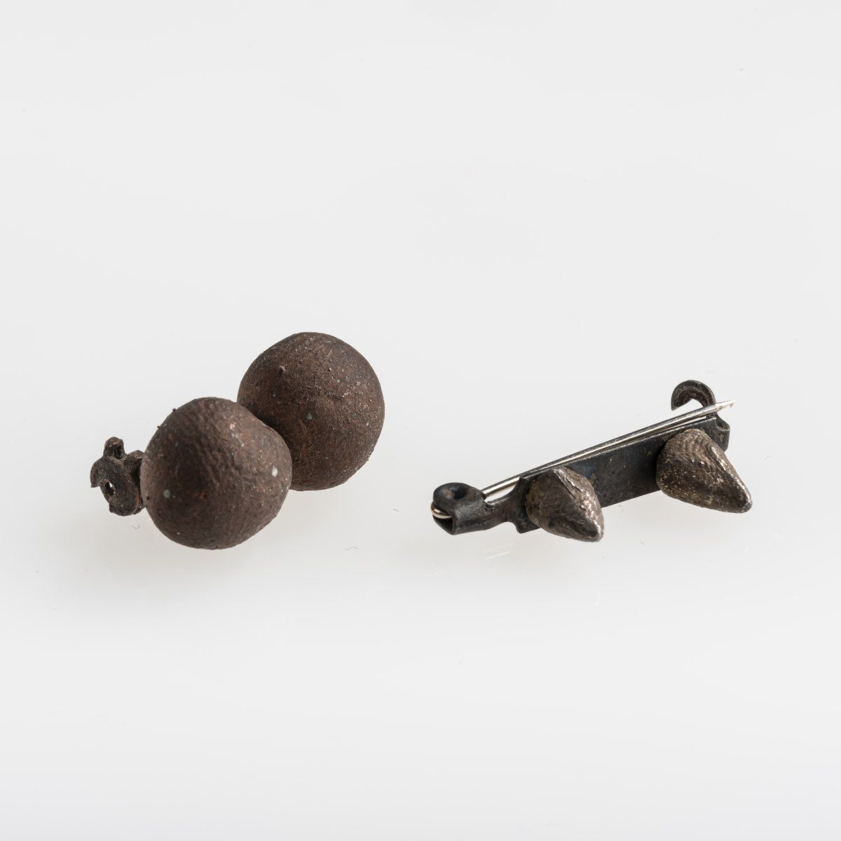 Null Karl Fritsch (1963 Sonthofen - lives in Wellington), 2 brooches, 1994/95, S&hellip;