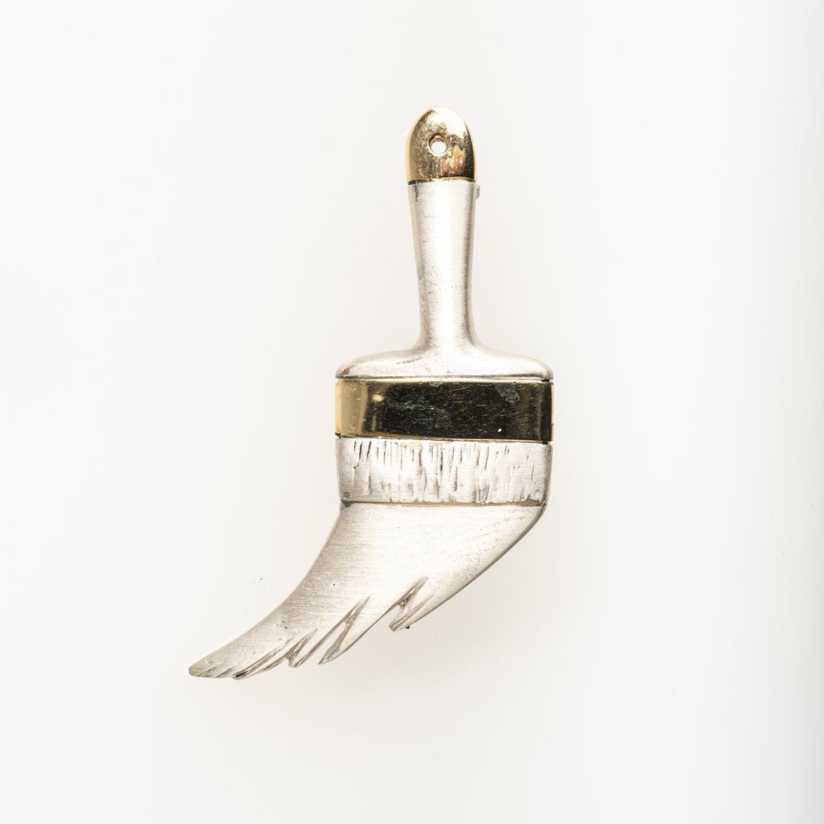 Null 阿曼德-费尔南德斯（Arman）（1928年尼萨-2005年纽约市），胸针，2004年，纯银，18ct.黄金。7克。49 x 32毫米。

签名：艺术&hellip;