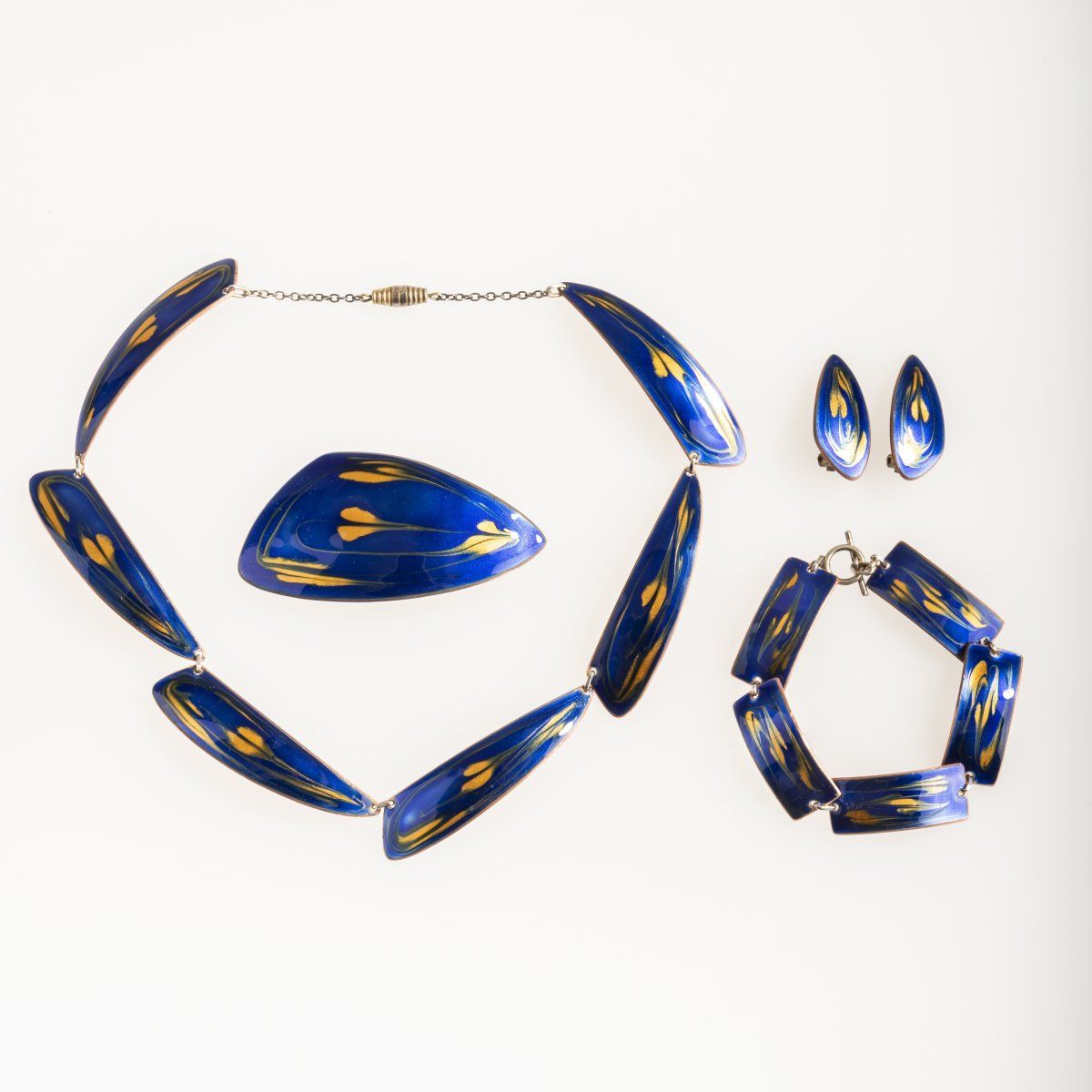 Null 马尔卡，珠宝套装，1960年代，项链，手镯，胸针，一对夹式耳环。铜，珐琅。3.8-41.7克，链子长（打开）370毫米；手链长（打开）170毫米；胸针&hellip;