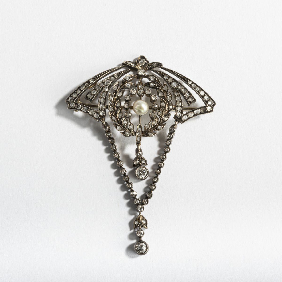 Null 德国，胸针/吊坠，1910年，14ct.黄金，银，钻石，珍珠。13.9克。72 x 52毫米。没有签名。