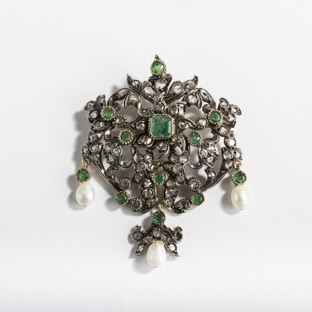 Null 西班牙，胸针，约1800年，14ct.黄金，银，钻石，绿宝石，珍珠。24.9克。60 x 48毫米。没有签名。针头已更新。